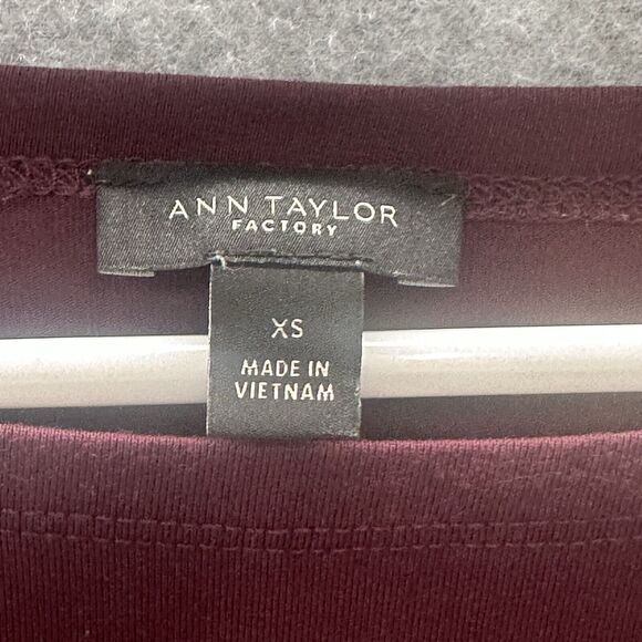 ANN TAYLOR FACTORY shirt Womens Size XS Solid Red Wine Minimalist 3/4 Sleeve Tee - Picture 2 of 5